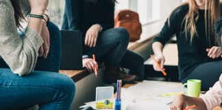 groupe d'étudiants en train de travailler