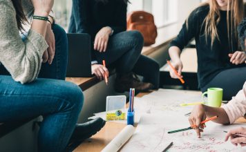 groupe d'étudiants en train de travailler