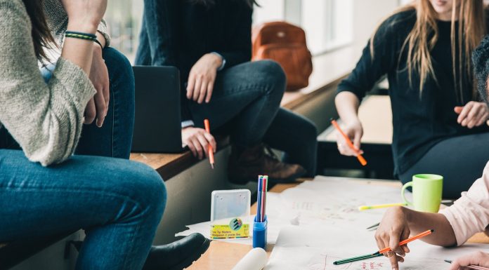 groupe d'étudiants en train de travailler