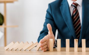 main qui arrête les dominos en train de tomber