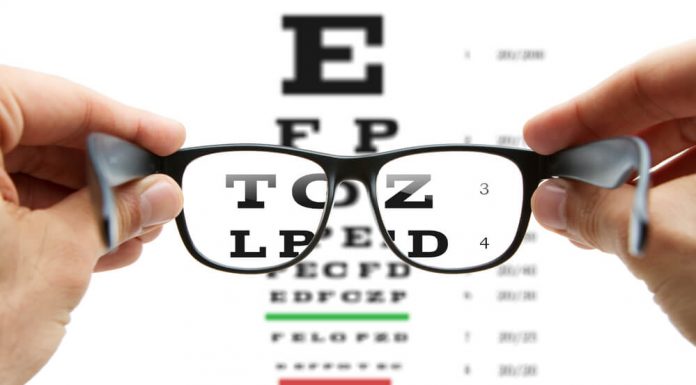 regarder à travers des lunettes de vue
